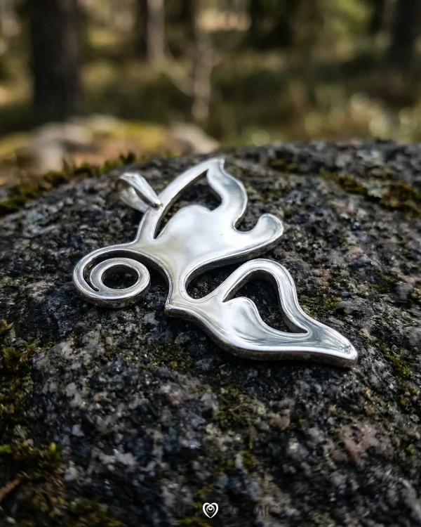Colgante de plata Almamorfosis de una mariposa de fantasía sobre una roca. Joyería artística alquímica de Ivan-HoloCosmic.