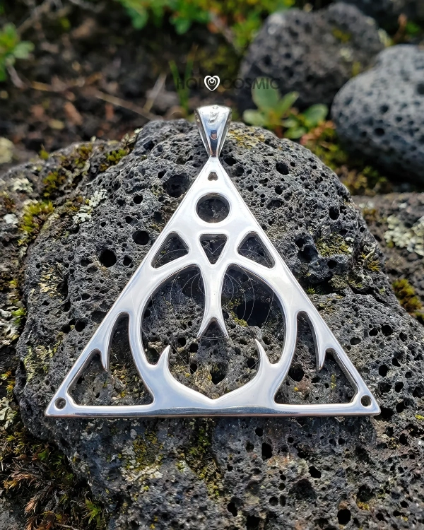 Colgante cósmico abstracto de plata de ley triangular Kishet, sobre una roca. Joyería y arte de Ivan-HoloCosmic.