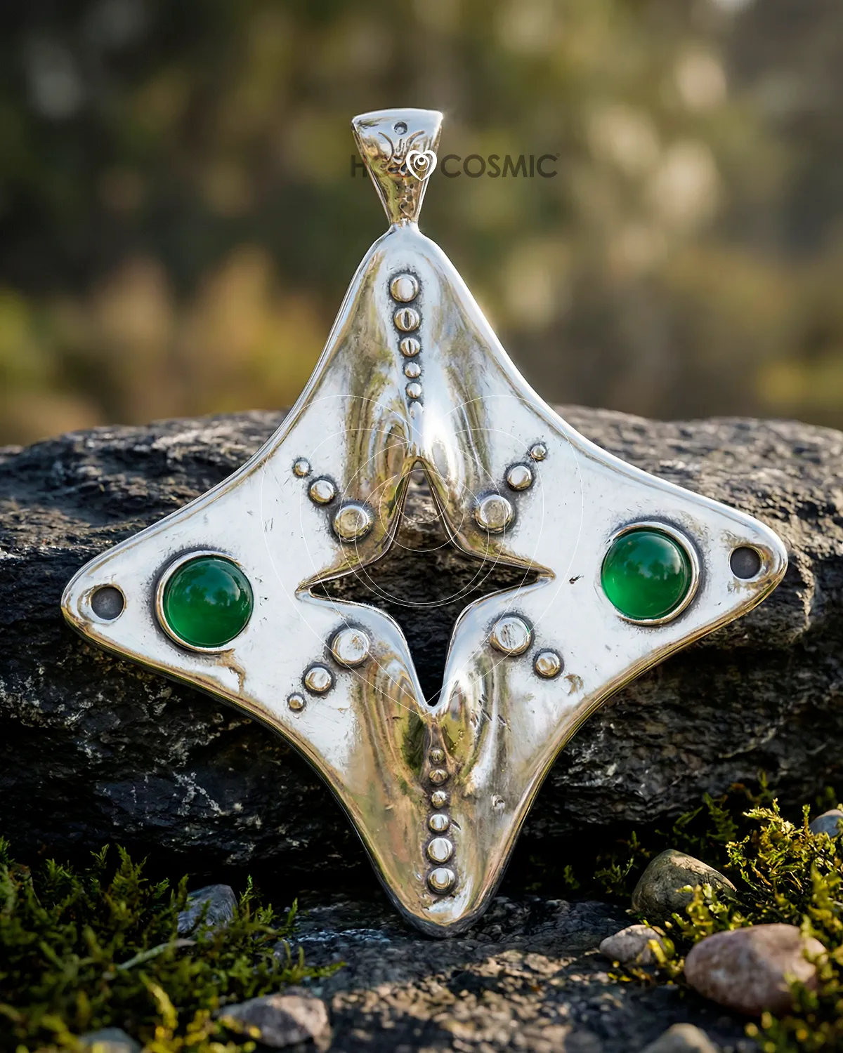 Aladhium Colgante cósmico de joyeria energética Aladhium, sobre una roca. Arte de Ivan-HoloCosmic.