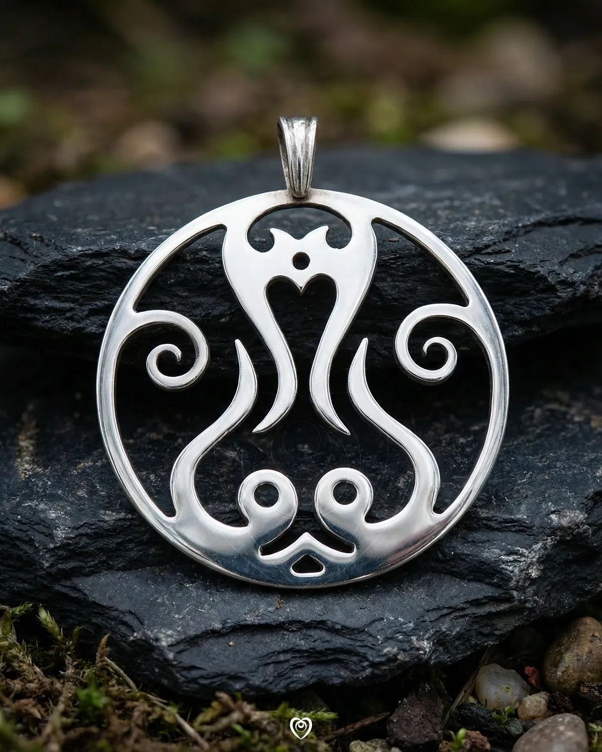 Meisnha Colgante de plata con geometría cósmica Meisnha sobre una roca. Joyería alquímica y holistica de Ivan-HoloCosmic.