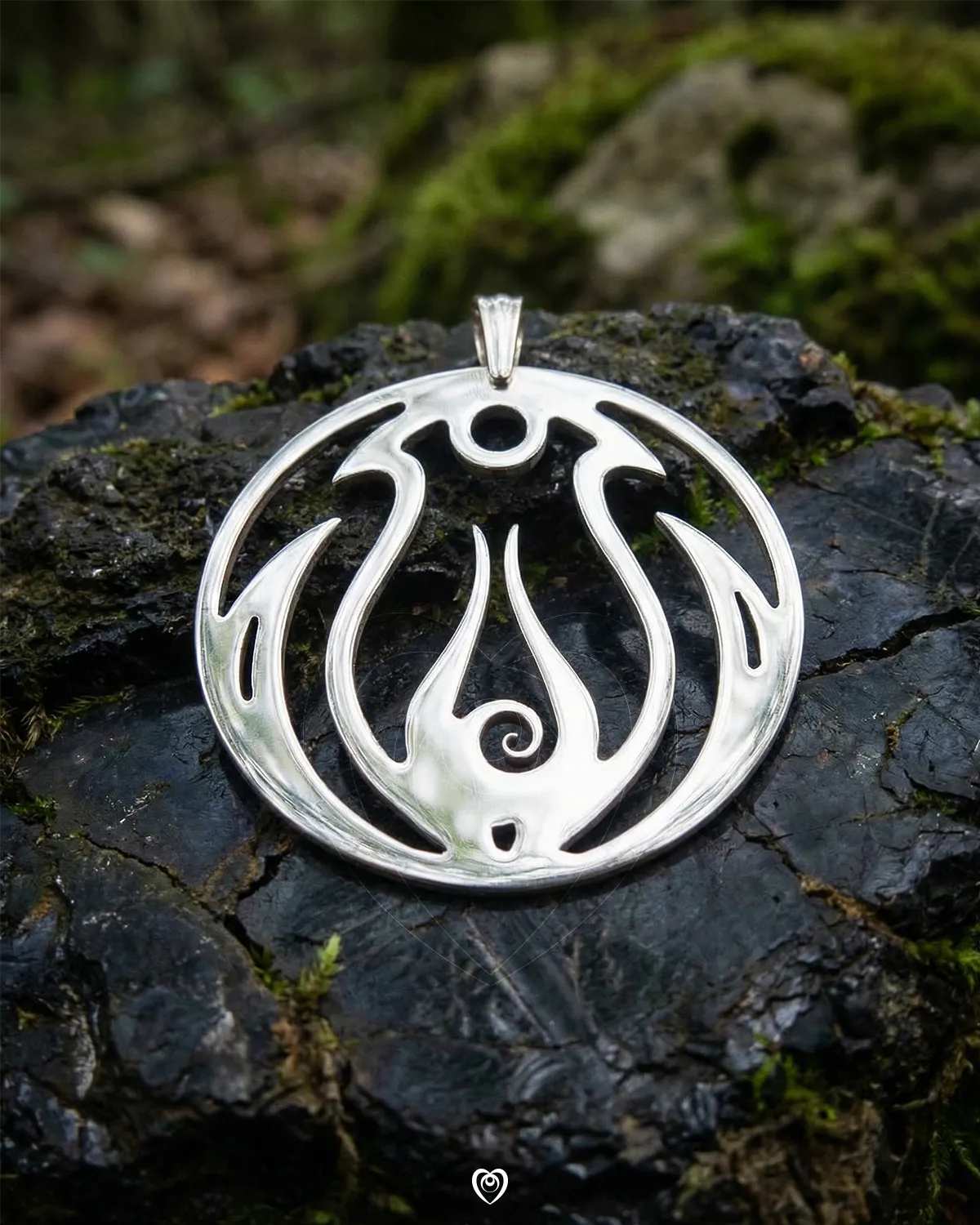 Shium Colgante mandala esencia cósmica Shium en plata sobre una roca. Joyería y arte visionario de Ivan-HoloCosmic.