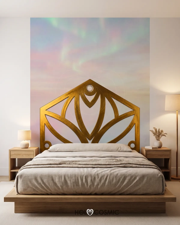 Habitación con cama de matrimonio mostrando un cabecero mural de papel pintado "Liadha" con un paisaje onírico del artista Ivan-HoloCosmic.